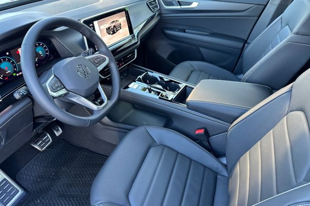 2026 Volkswagen Atlas Cross Sport 2.0T SEL R-Line Black 2026 Volkswagen Atlas Cross Sport 2.0T SEL R-Line Black