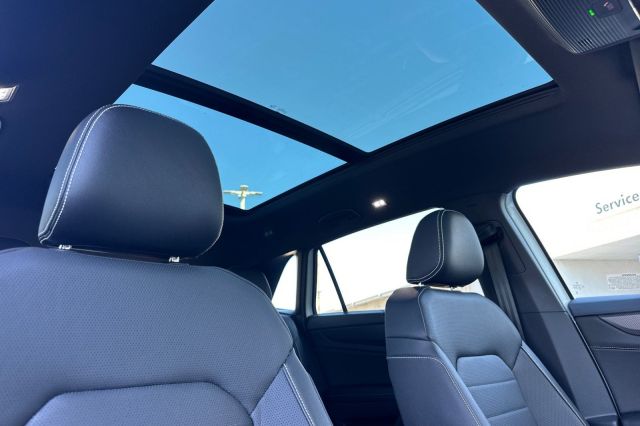 2026 Volkswagen Atlas Cross Sport 2.0T SEL R-Line Black 2026 Volkswagen Atlas Cross Sport 2.0T SEL R-Line Black