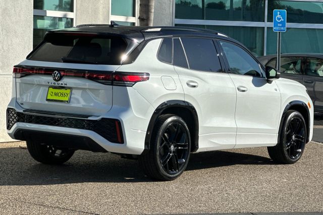 2026 Volkswagen Tiguan 2.0T SE R-Line Black