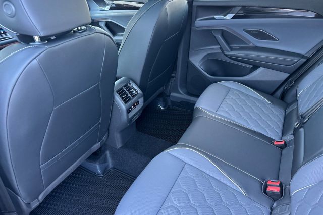 2026 Volkswagen Tiguan 2.0T SEL R-Line 2026 Volkswagen Tiguan 2.0T SEL R-Line