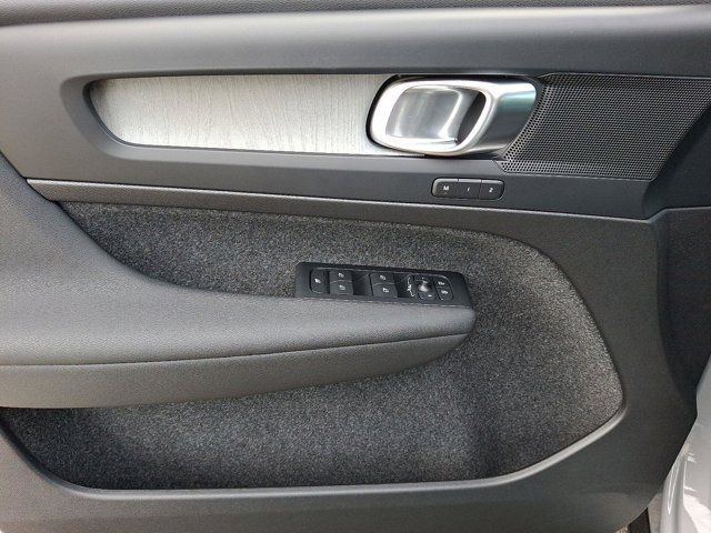 2026 Volvo XC40 Core