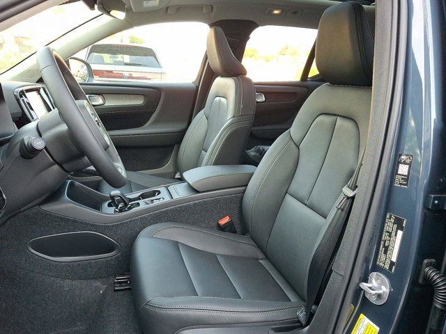 2026 Volvo XC40 Core