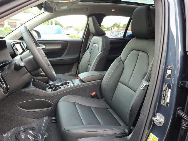 2026 Volvo XC40 Core