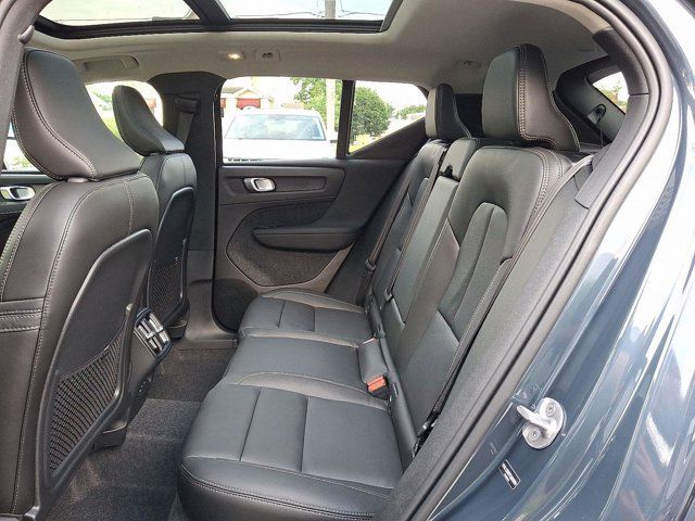 2026 Volvo XC40 Core