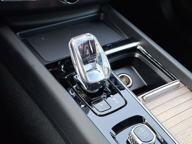 2026 Volvo XC60 Plus